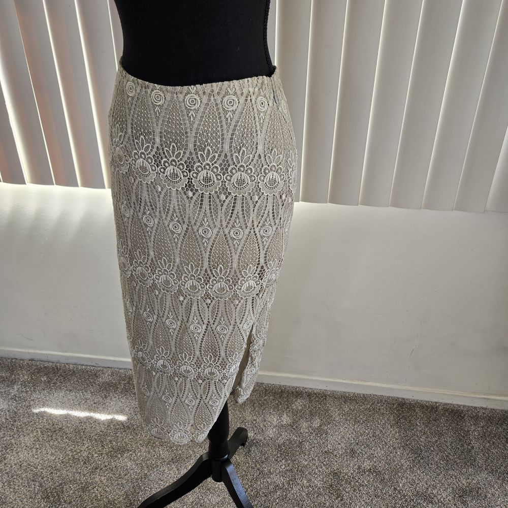 🌸 For Sale: Brand New Richard Tyler Couture Lace Skirt!